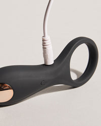 Cargador negro de juguetes sexuales